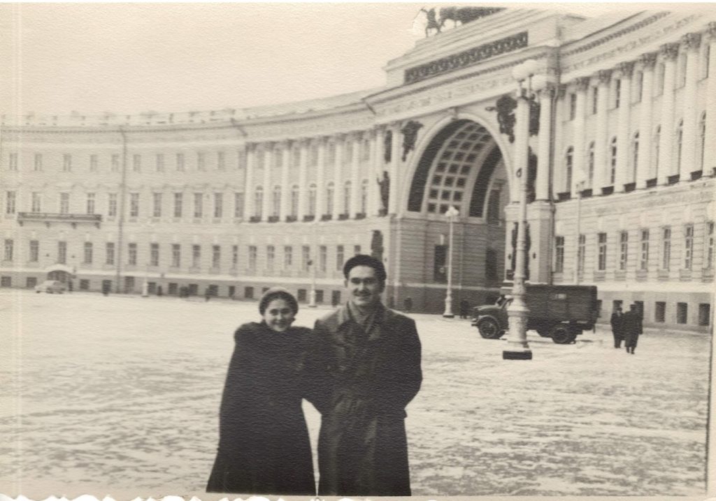 Ленинград, Дворцовая площадь, 1957/8 г.: Стас Прозоров с старшей сестрой.