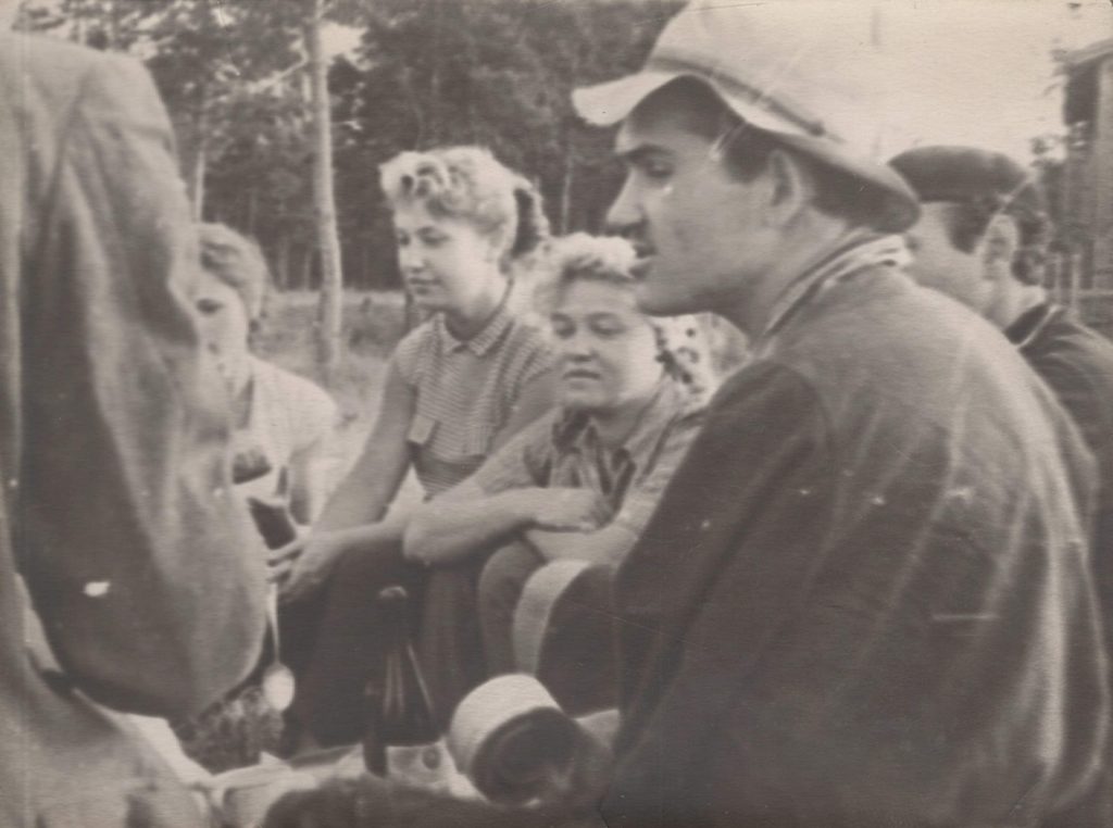 Студенты-«мелиораторы» Вост-фака ЛГУ  на отдыхе (Карелия, 1957/8 г.): Стас Прозоров, рядом китаистка Зоя Смирнова (позже — «пани Зося»).