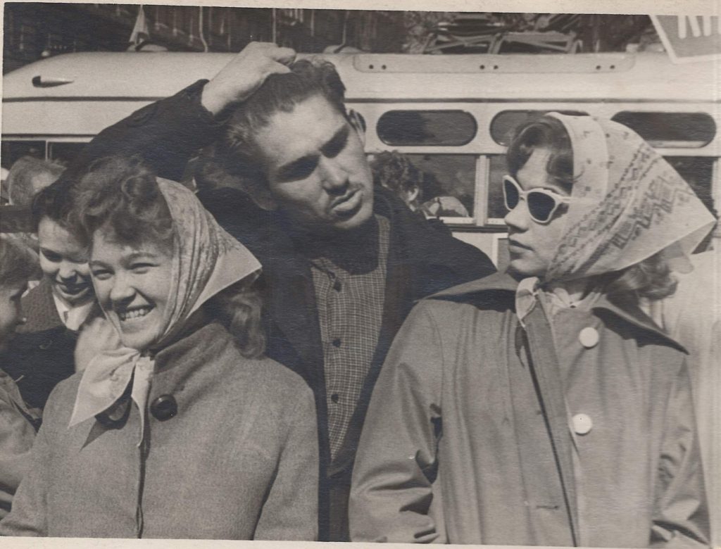 Студенты Вост-фака ЛГУ  на демонстрации  (1958/9 г.): индонезиистка Далила Антощук (справа), на 2-м плане  — Стас Прозоров.