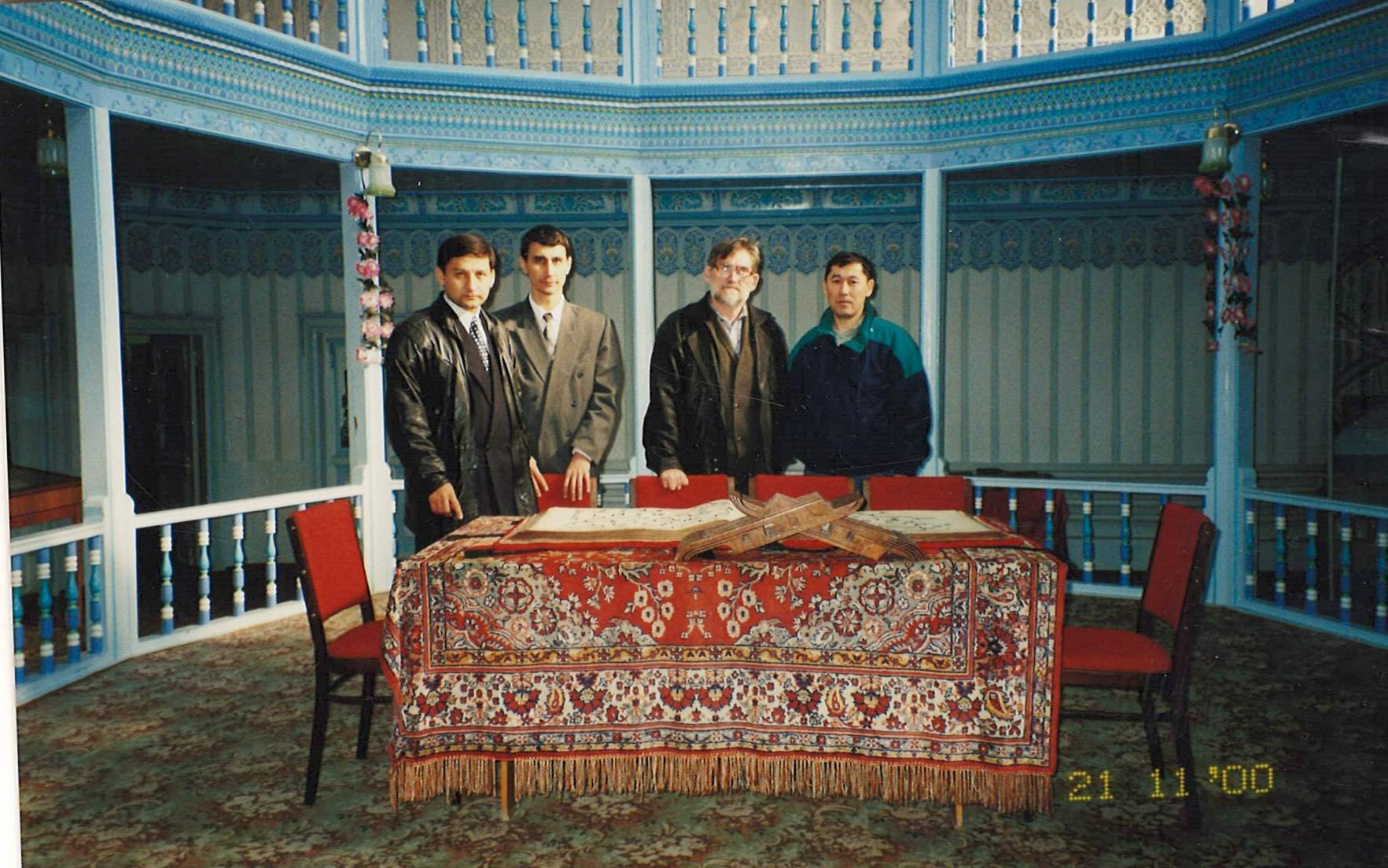 Ташкент, медресе (мадраса) Муйи муборак (ансамбль Хазрати Имам) место хранения (с 1989 г.) оригинальной рукописи «Корана Усмана» (или: Самаркандский куфический Коран); справа налево: Аширбек Муминов, Станислав Прозоров.