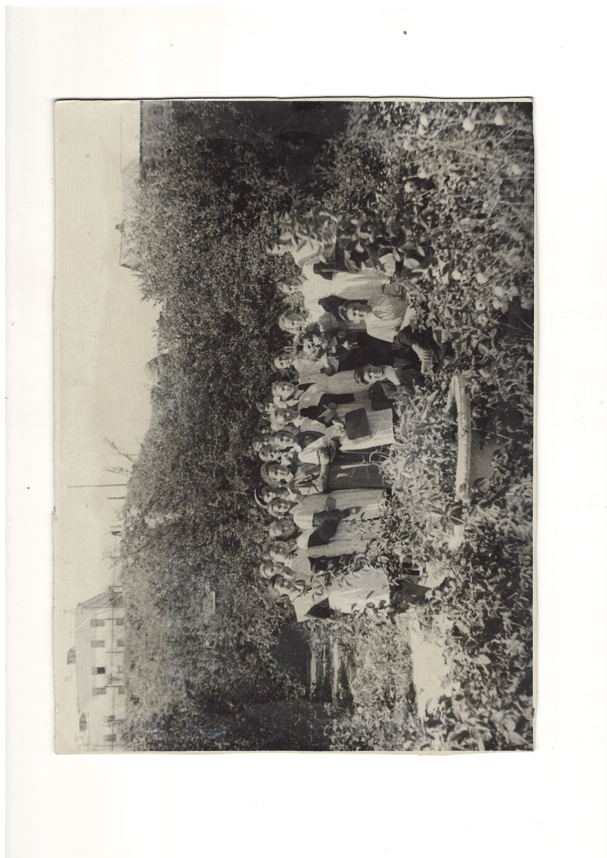 Прощание со школой, 10-й «Б» класс во дворе школы на ул. Сакко и Ванцетти, май 1956 г. 4-я справа (с букетом цветов) – классный руководитель, преподаватель русского языка и литературы Евгения Иосифовна Новоселецкая, 5-я слева – Дина Нагурская.