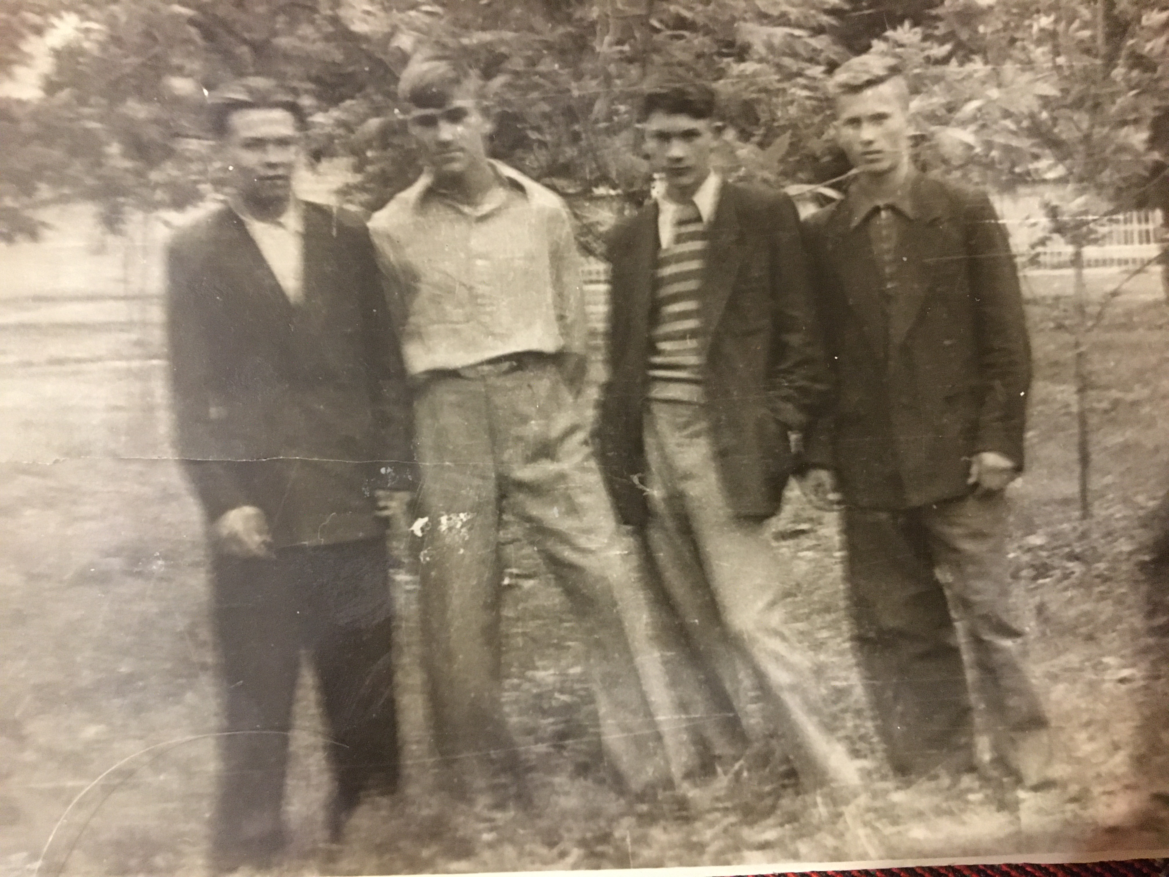 Неразлучная четвёрка одноклассников (10-й «Б»), опечаленных предстоящим расставанием. Слева направо: Костя Афанасьев, Стасей Прозоров, Виктор Кораблинов и Валера Сарамутин. Впоследствии все они получили высшее образование притом, что трое из них росли без отцов.