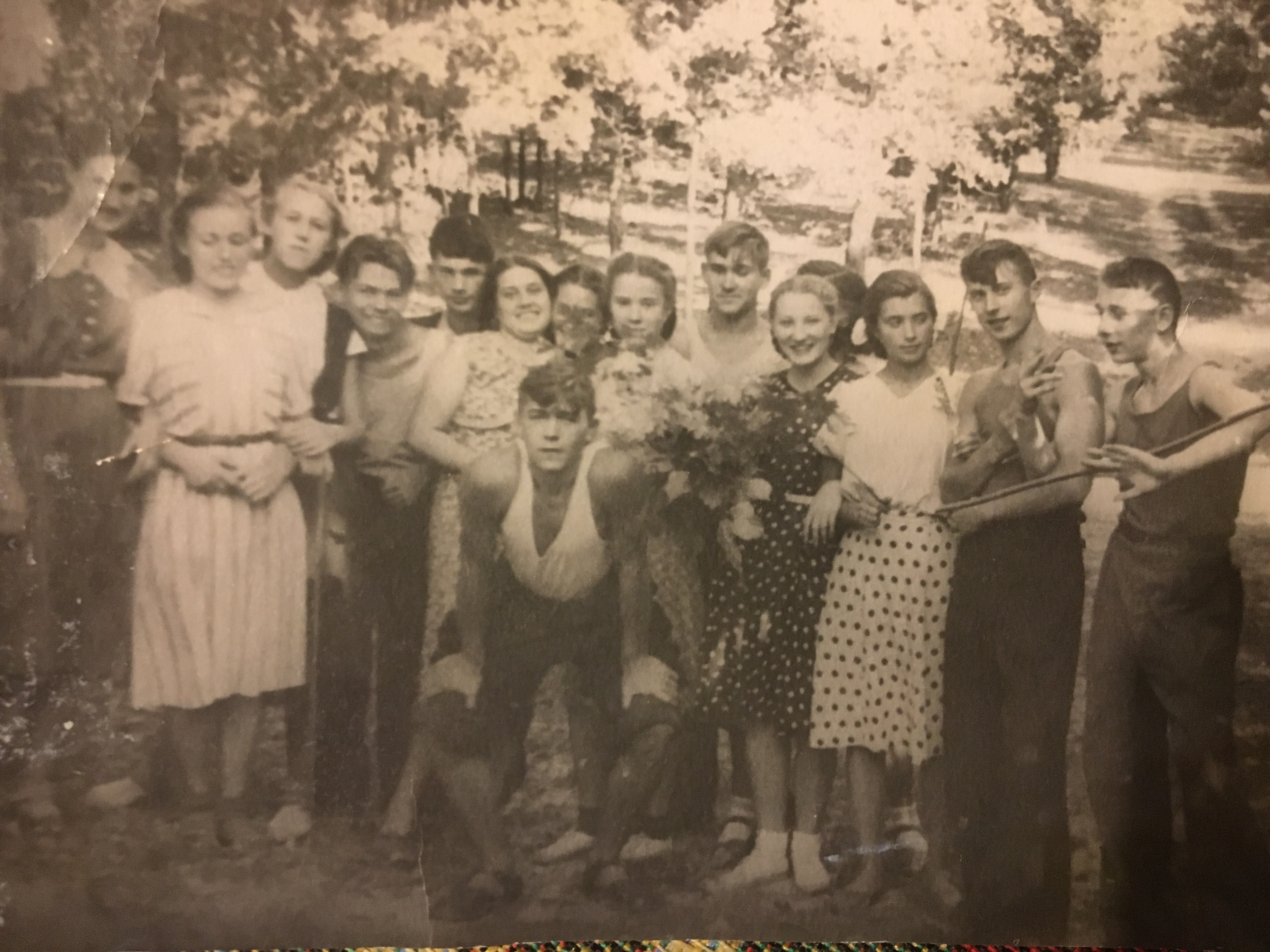 10-й класс «Б» развлекается на природе. Справа налево: 3-я – Дина Нагурская, 5-й (над букетом цветов) – Стасей Прозоров, слева: 4-й – Костя Афанасьев, 5-й – Виктор Кораблинов.